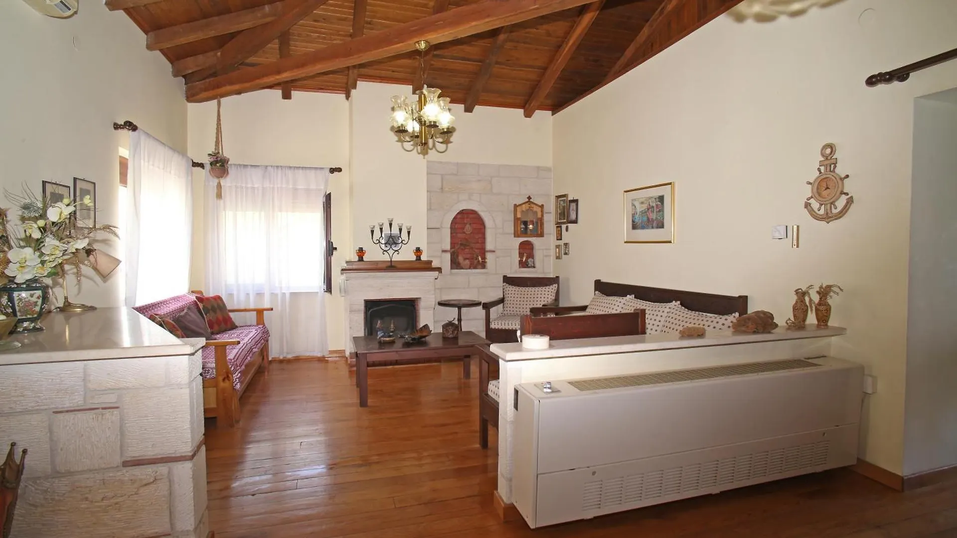 Traditional House On Afytos Rock اليونان